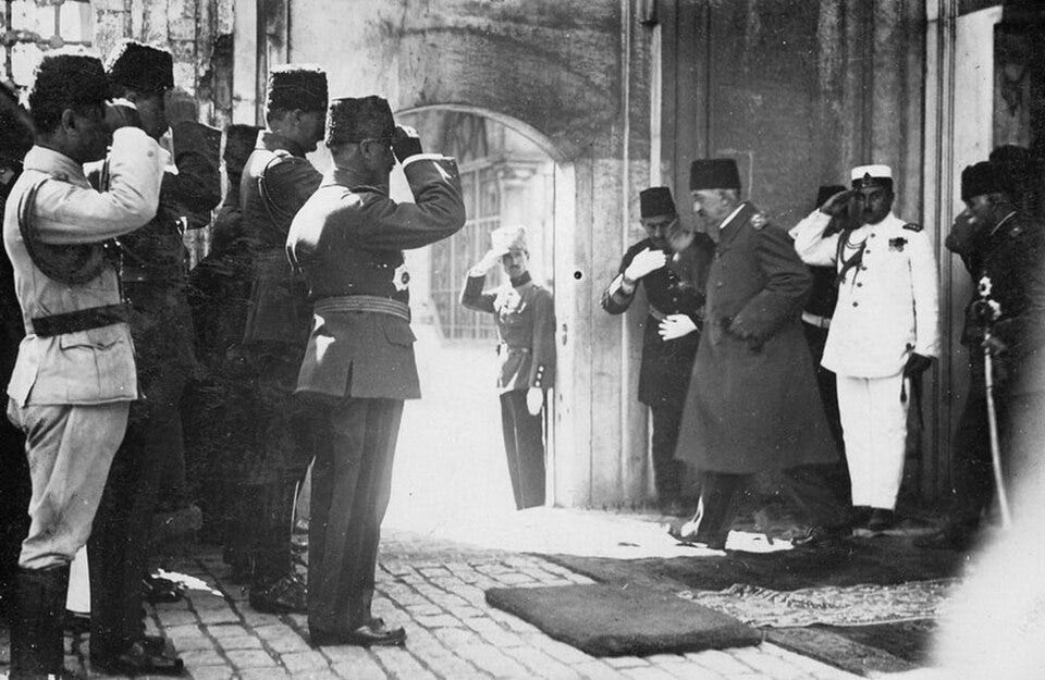 Sultan Mehmed VI melangkah keluar dari Istana Dolmabahce. Sumber : Wikimedia Commons (Public Domain).