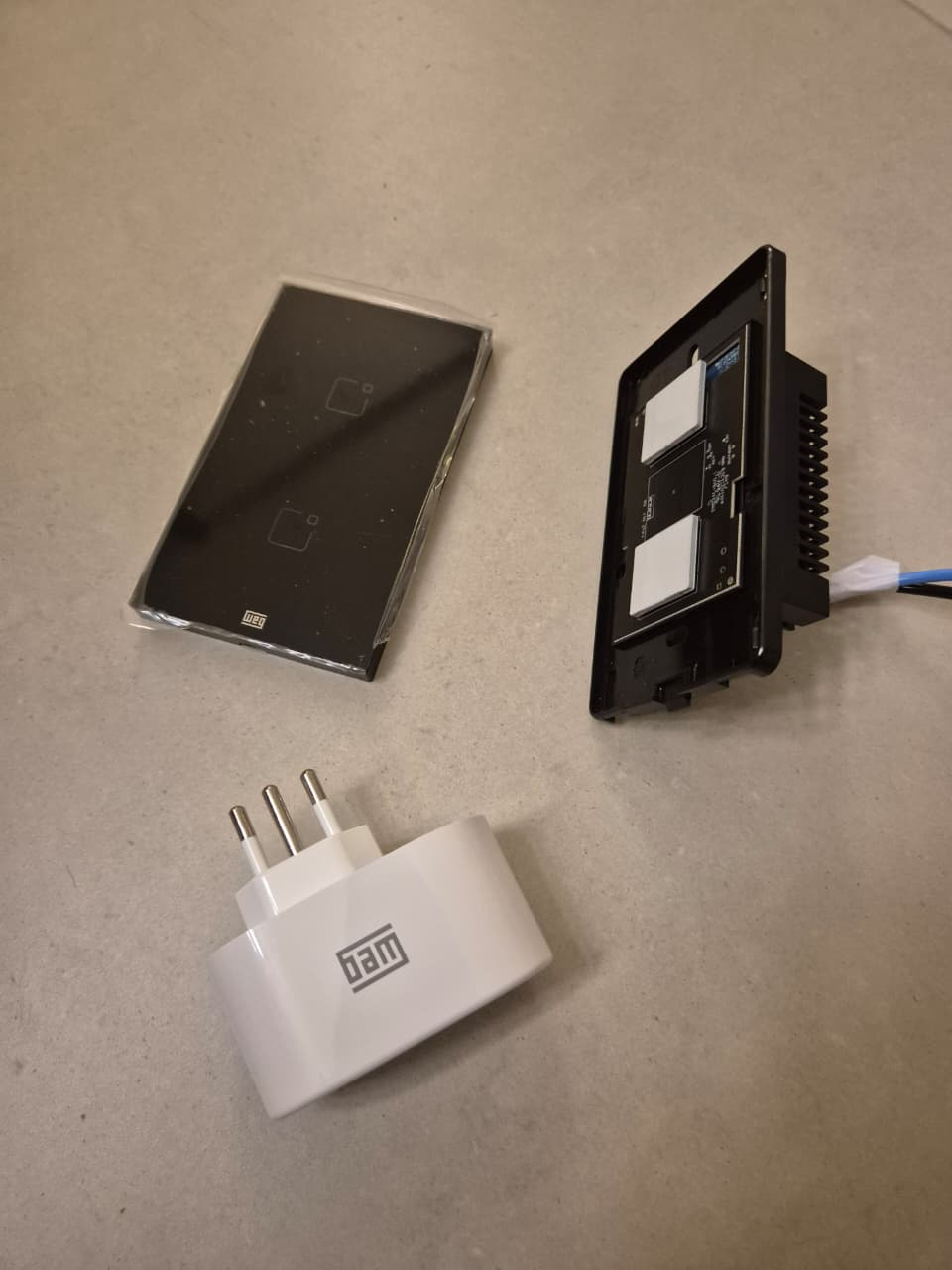 Um Plugue Inteligente e um Interruptor Inteligente Touch Dois Botões da WEG
