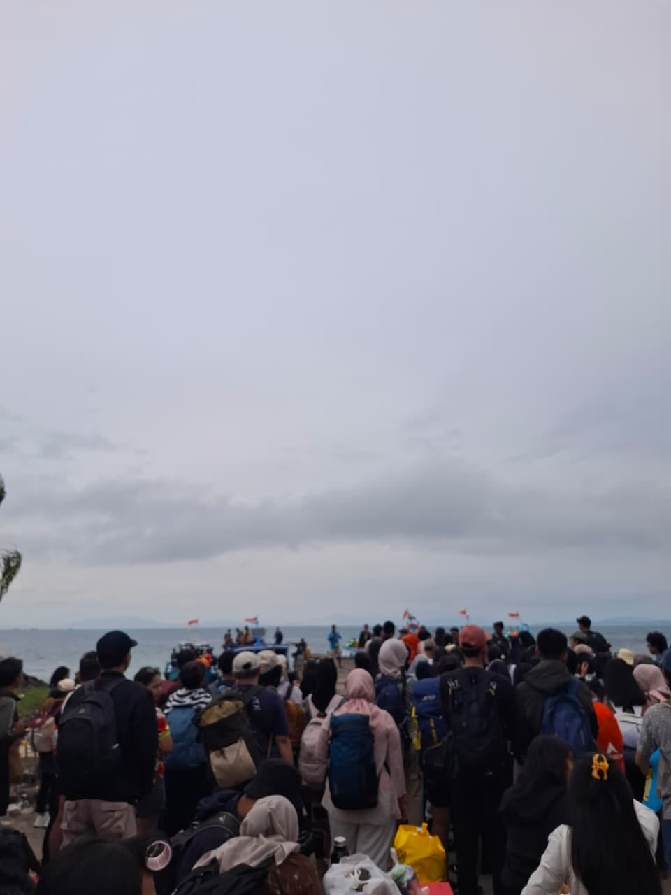 Pengunjung memadati Demaga Canti sebelum berangkat ke Pulau Sebesi/Dokumen Pribadi