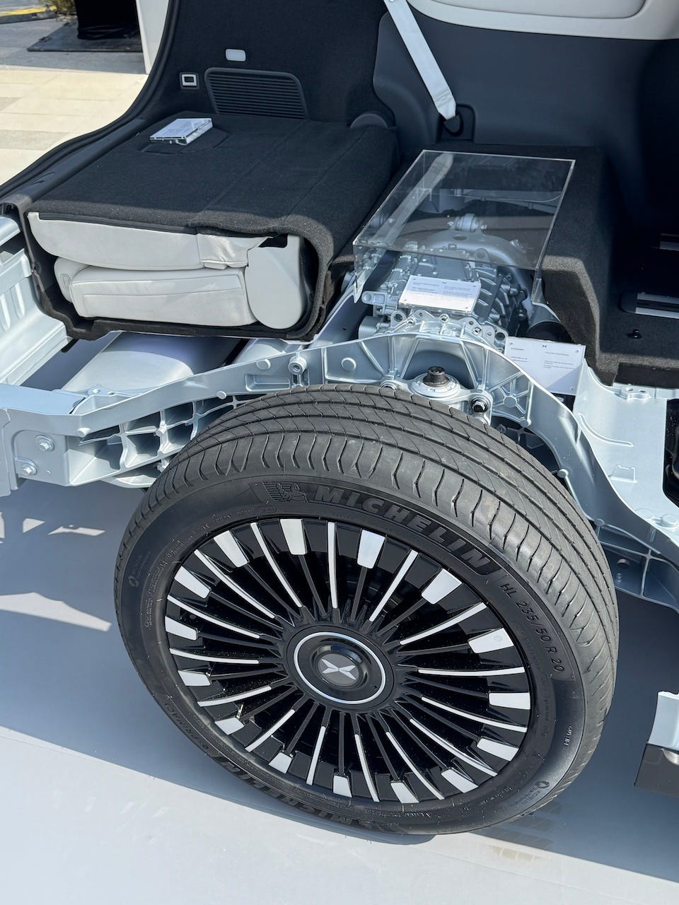 A view of the X9 Power’s rear axle with the electric motor in central position. We also see the last row of seats which are here folded under the trunk floor. // Source: Nicolas Declunder