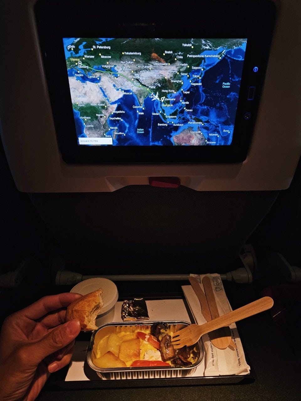 (左) 1.9kg的託運行李，一開始甚至秤不到 (右) 奧地利航空的飛機餐好好吃！