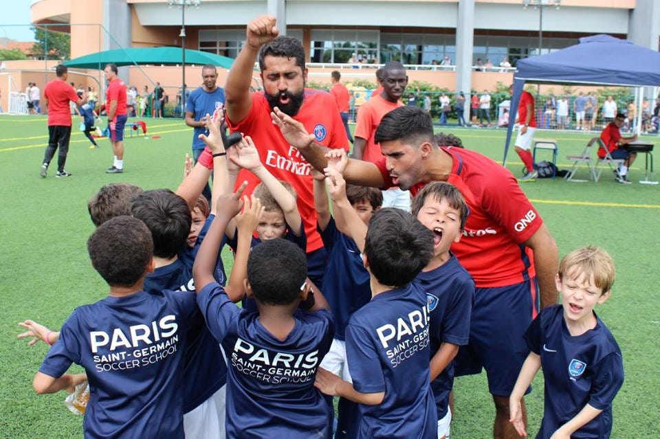 Gigante' do basquete atrai a atenção de crianças de escola em