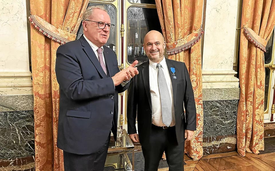 En 2025, Richard Ferrand, président du Conseil constitutionnel, a remis les insignes de chevalier dans l’Ordre national du Mérite à Guillaume Niarfeix.