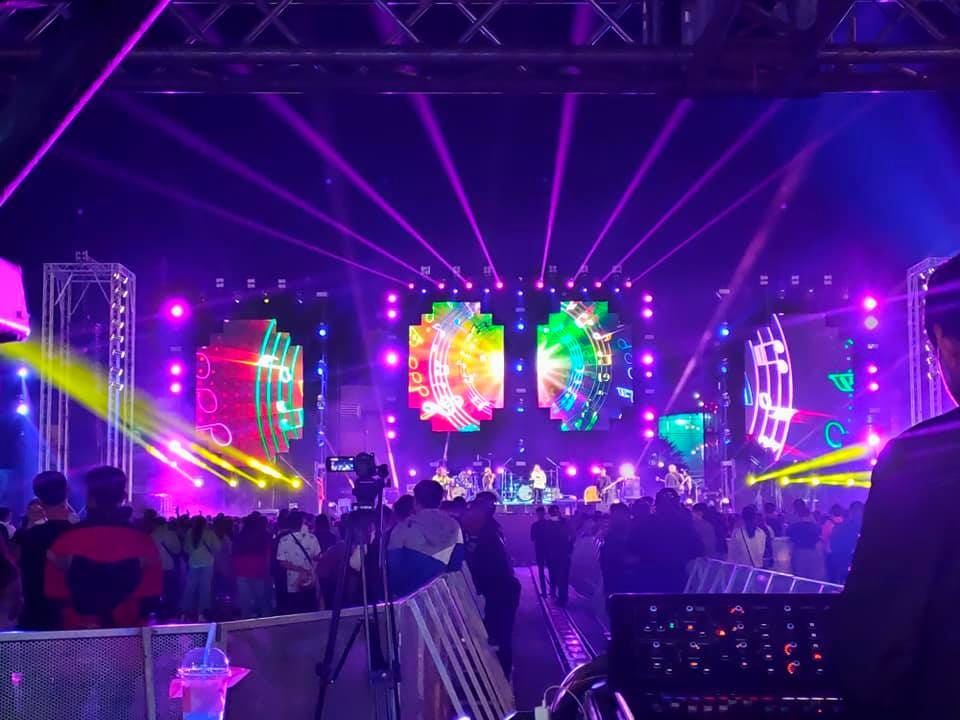 What are the main roles of stage lighting in stage performance by