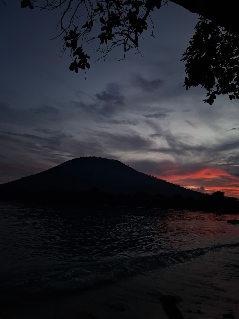 Senja yang berdampingan dengan Gunung Anak Krakatau, view dari Pulau Umang-Umang/Dokumen Pribadi.