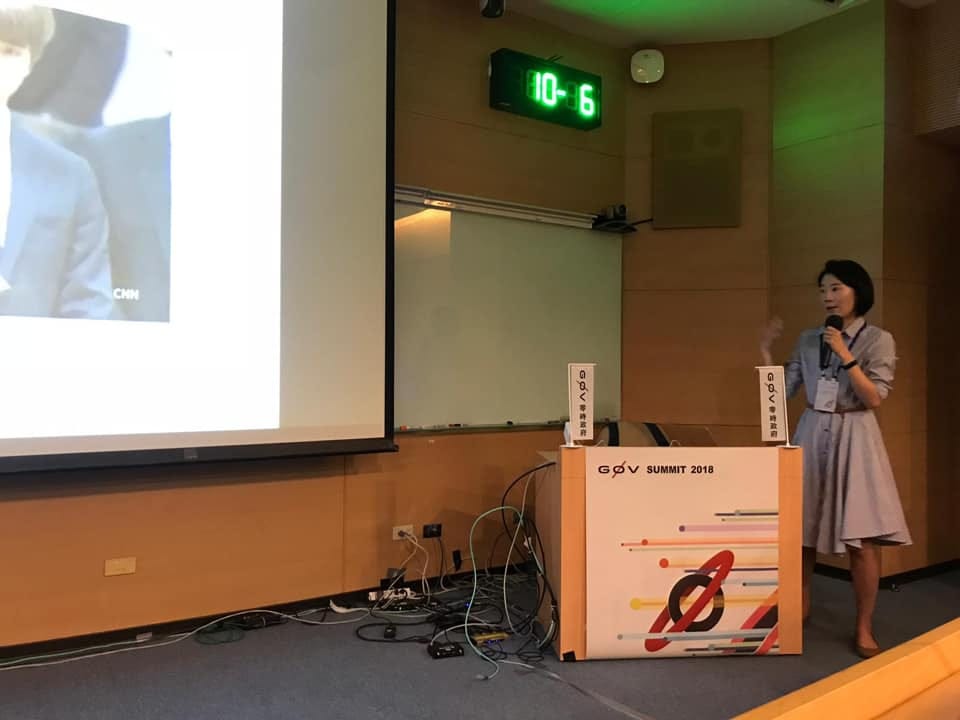 ‘大家好。我叫金錦珍。很高興見到你們! 여러분 안녕하세요? 저는 김금진입니다. 만나서 반갑습니다.’ 간단한 중국어로 발표를 시작했습니다.