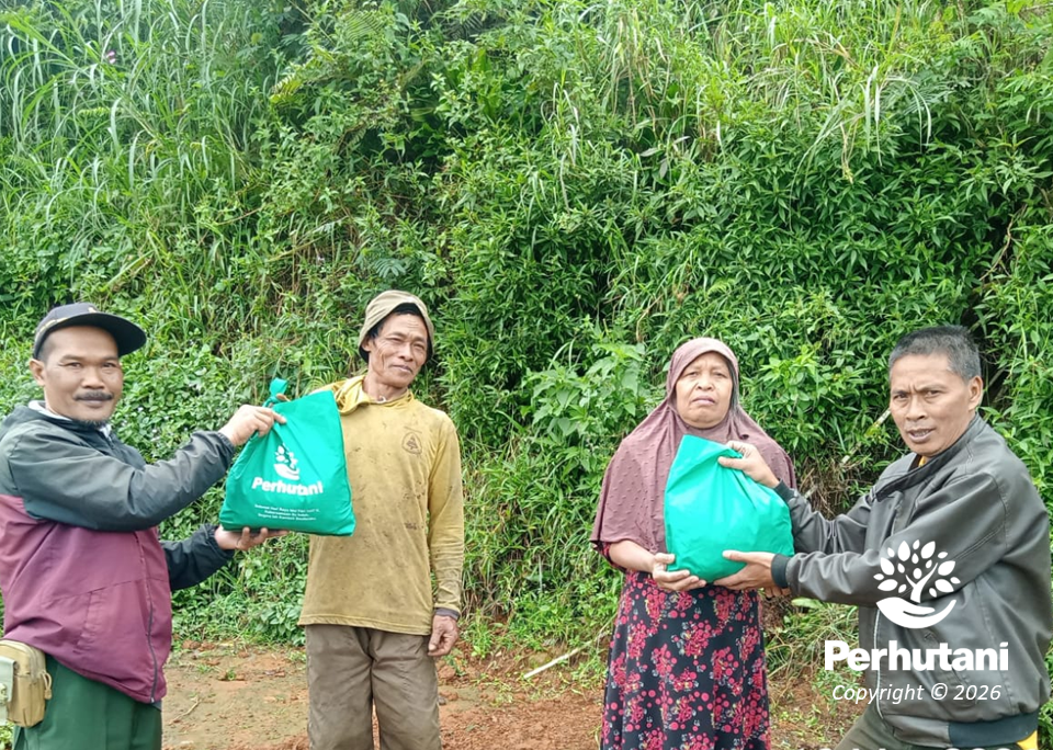 Sambut Idulfitri 1447 H, Perhutani KPH Banyumas Timur Bagikan Bingkisan Apresiasi untuk Tenaga…