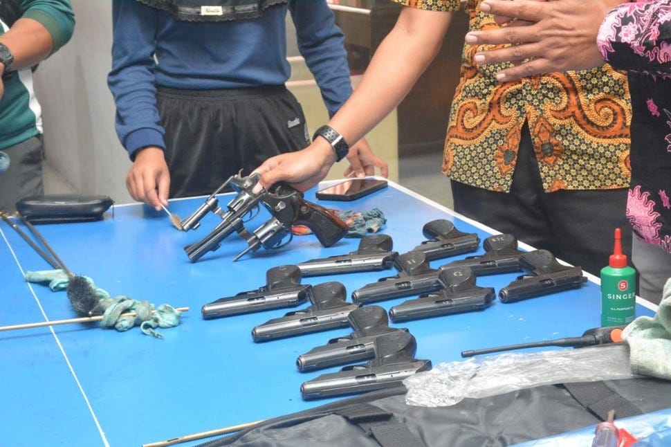 Perawatan Rutin Senpi Lapas Kelas I Malang Jaga Keamanan dan Ketertiban