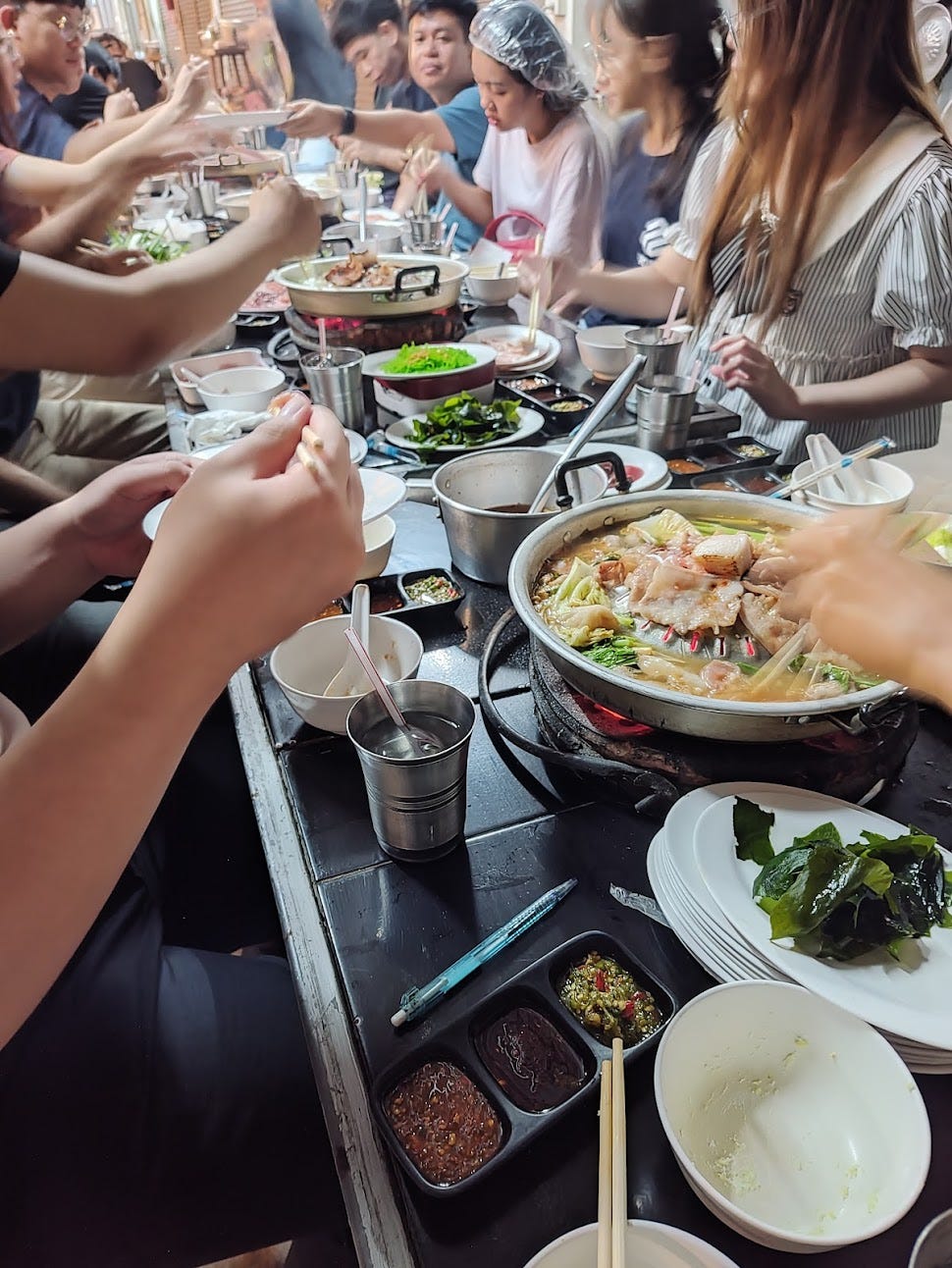 พี่ ๆ พาออกไปกินของกินข้างนอก