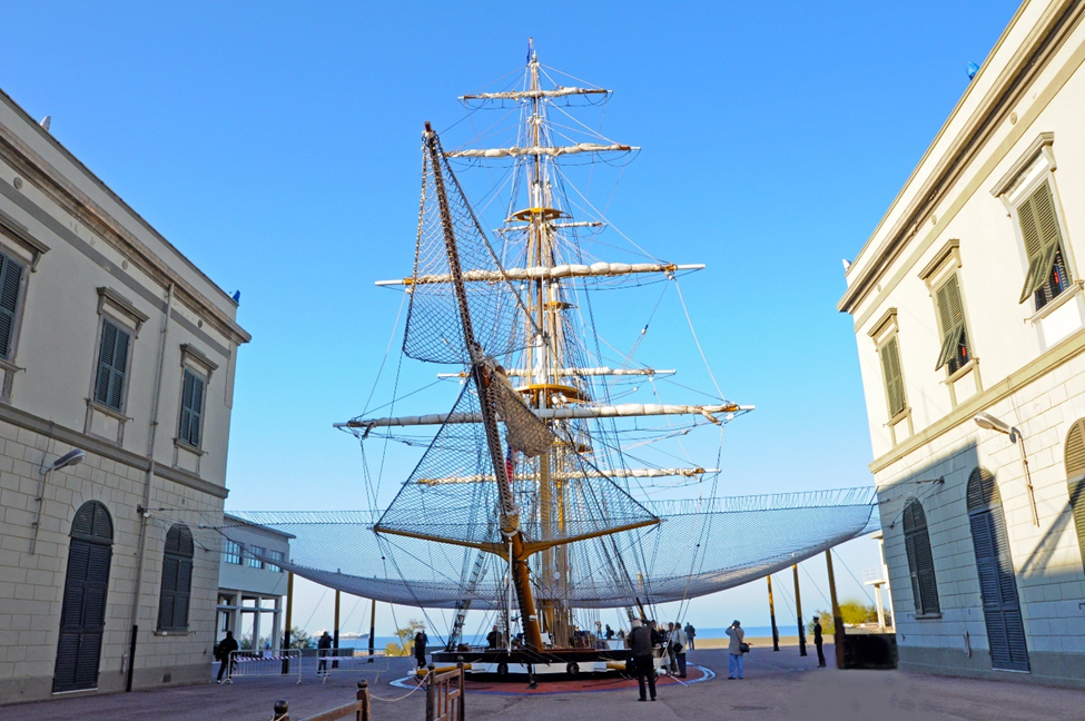 TWO DISTANT WOMEN, WITH SIMILAR DESTINIES, LINKED BY A CRUISE AROUND