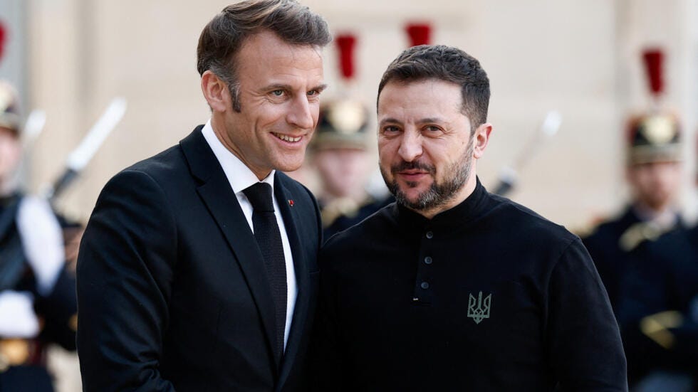 Le président français Emmanuel Macron (gauche) accueille le président ukrainien Volodymyr Zelensky (droite) à Paris.