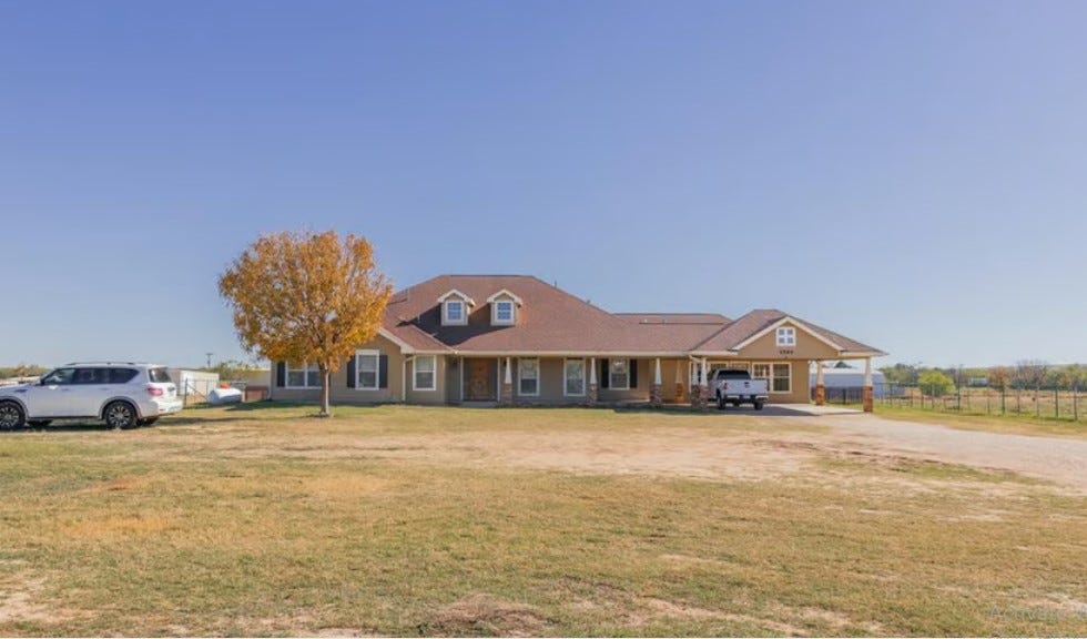 6589 Stokes Rd, San Angelo, TX. This 4 bed 2 bath plus a office sits on
