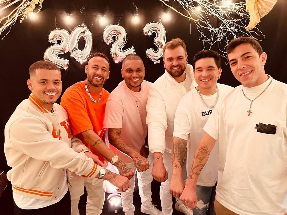 Neymar com os parças Jota Amâncio, Cris Guedes, Gustavo Almeida, Gil Cebola e Gui Pitta (da esq. para a dir.) Fonte: https://ge.globo.com/sp/santos-e-regiao/futebol/times/santos/noticia/2025/03/25/de-blogueiro-a-dirigente-o-que-fazem-os-parcas-que-estao-com-neymar-desde-inicio-no-santos.ghtml