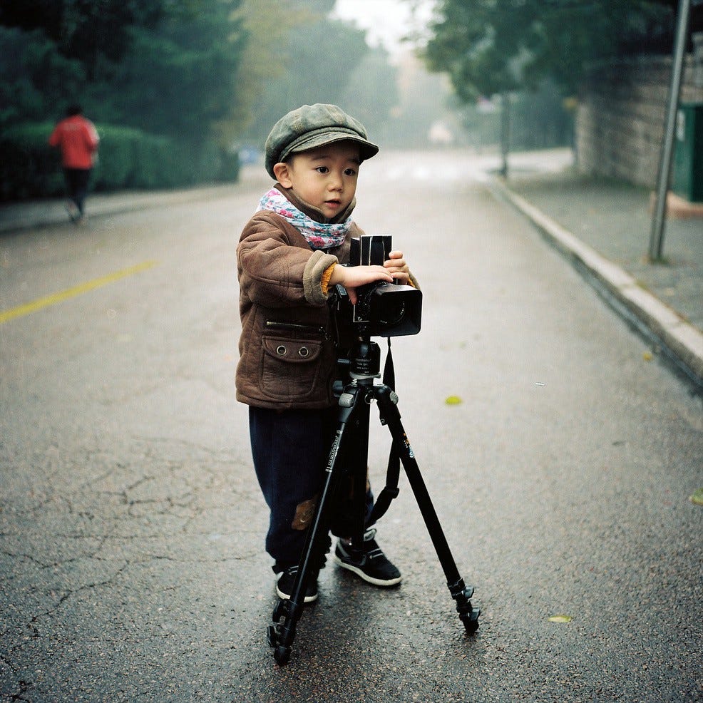 Фотограф дети. Мальчик с фотоаппаратом. Фотоаппарат для детей. Мальчик фотограф. Мальчик с камерой.