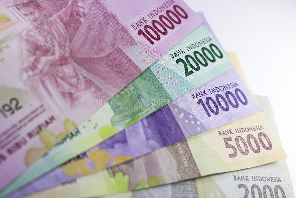 Menggenggam Kedaulatan di Lembar Mata Uang: Menakar Rupiah dari Meja Makan hingga Beranda Negeri