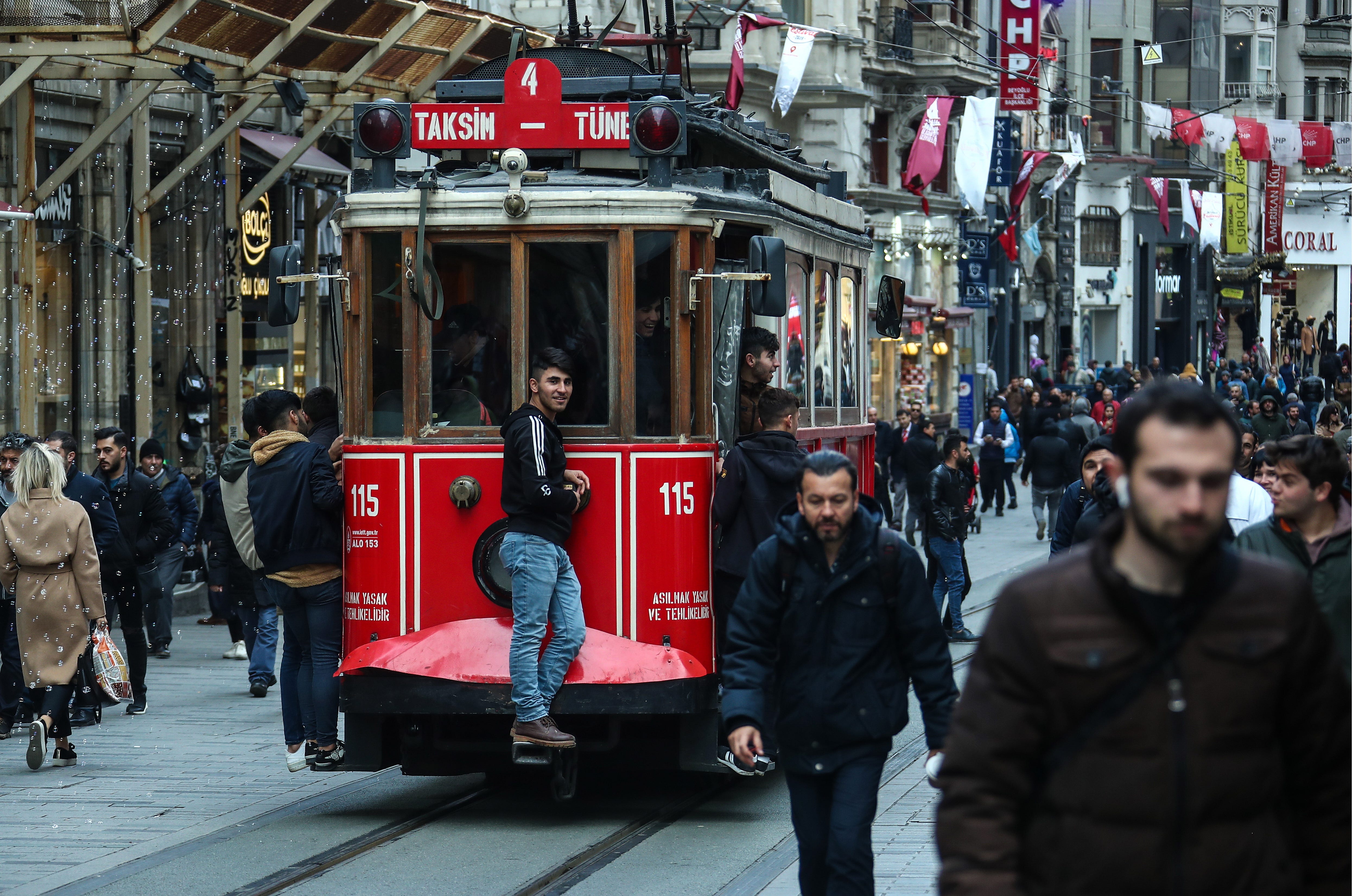 В стамбуле отменили. Улица Истикляль в Стамбуле. Знаменитая улица Стамбула Истикляль. Стамбул Истикляль и площадь Таксим.